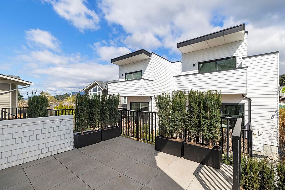 1 326 W 14th Street North Vancouver, BC - 14