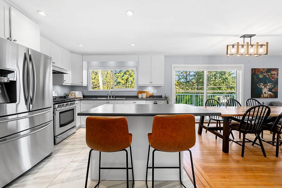 1147 Deep Cove Road North Vancouver, BC - 12