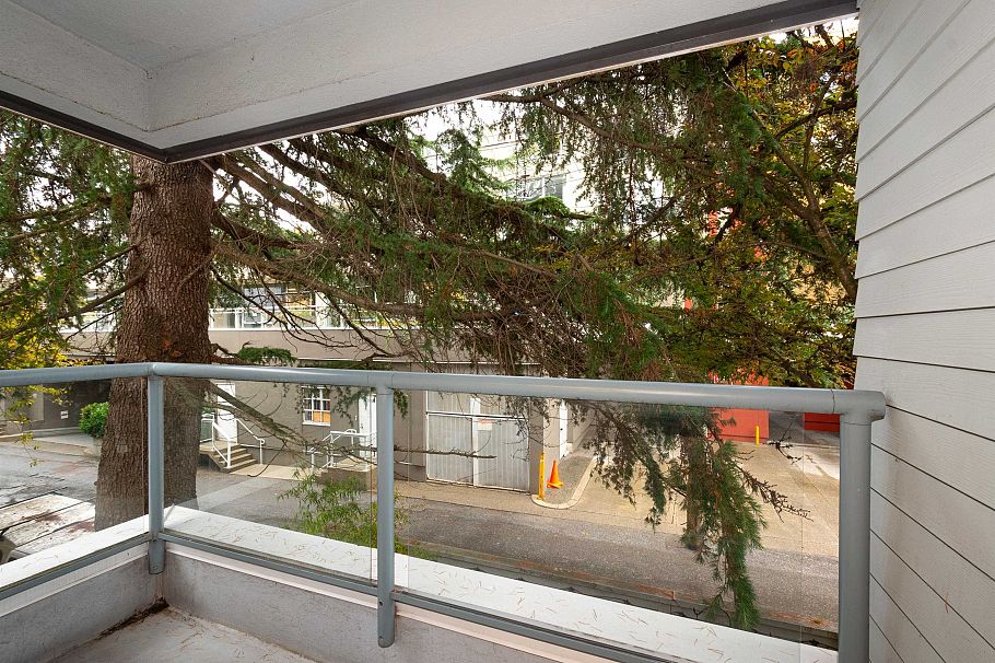 210 2250 W 3rd Avenue Vancouver, BC - 14