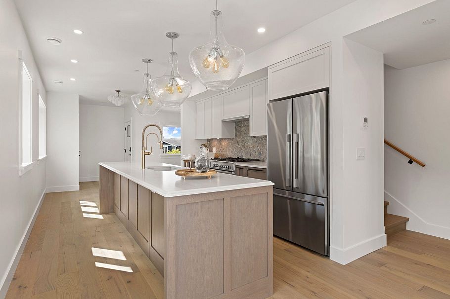 1 326 W 14th Street North Vancouver, BC - 3