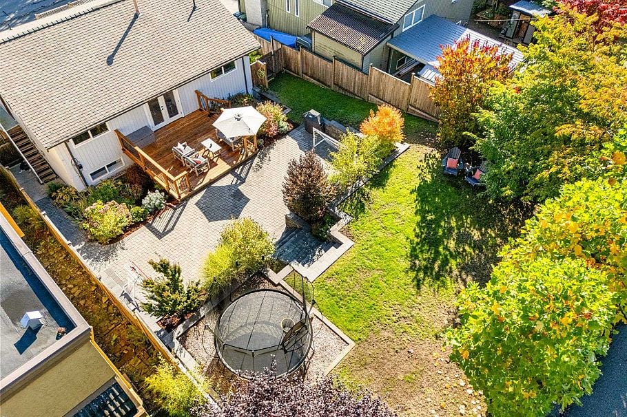 1147 Deep Cove Road North Vancouver, BC - 1
