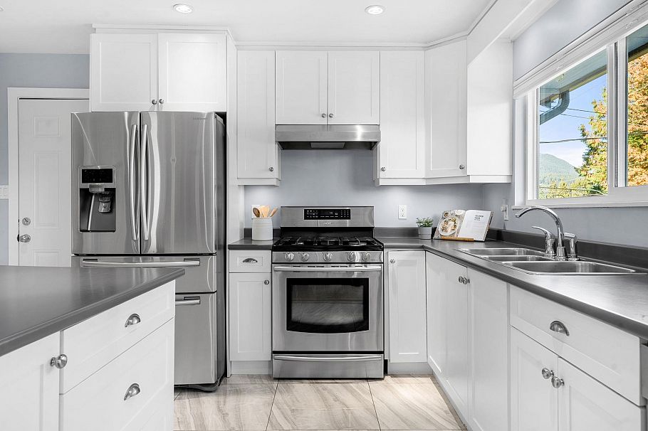 1147 Deep Cove Road North Vancouver, BC - 11