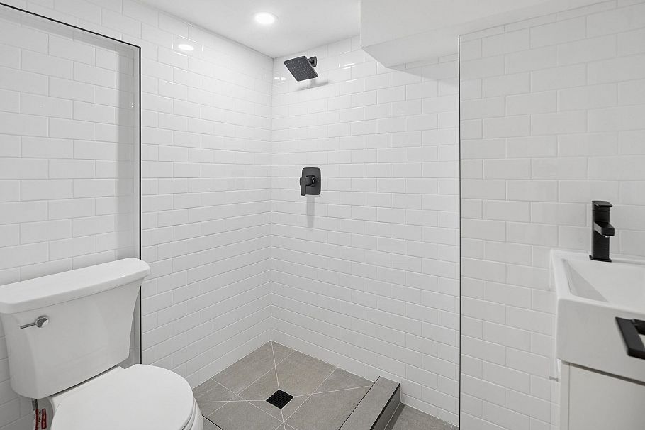 3137 W 24th Avenue Vancouver, BC - 32
