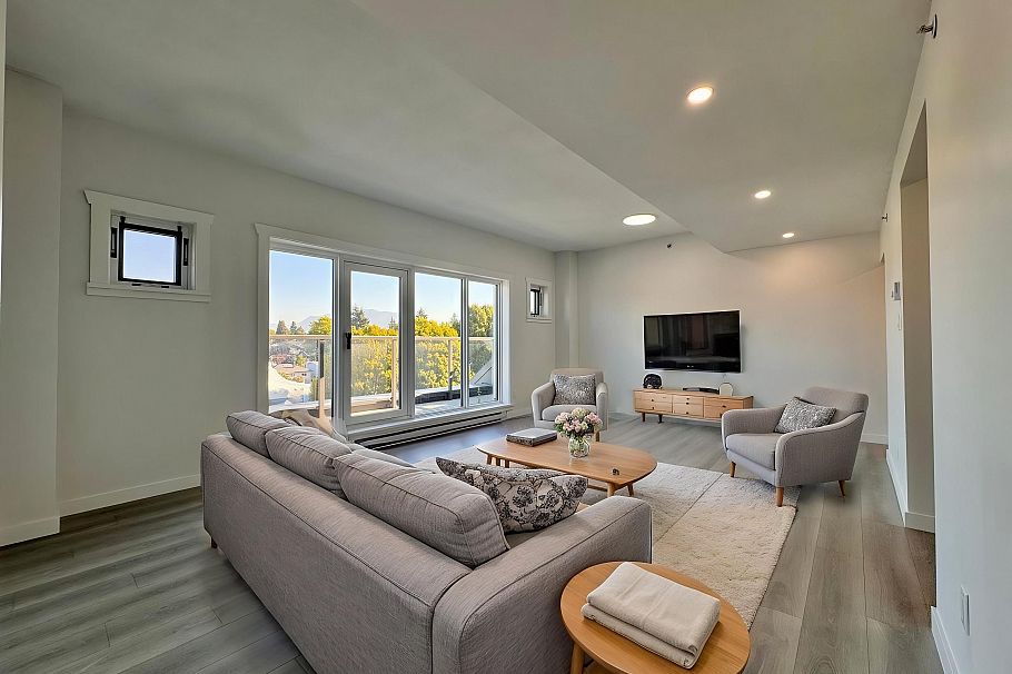 800 2528 E Broadway Vancouver, BC - 4