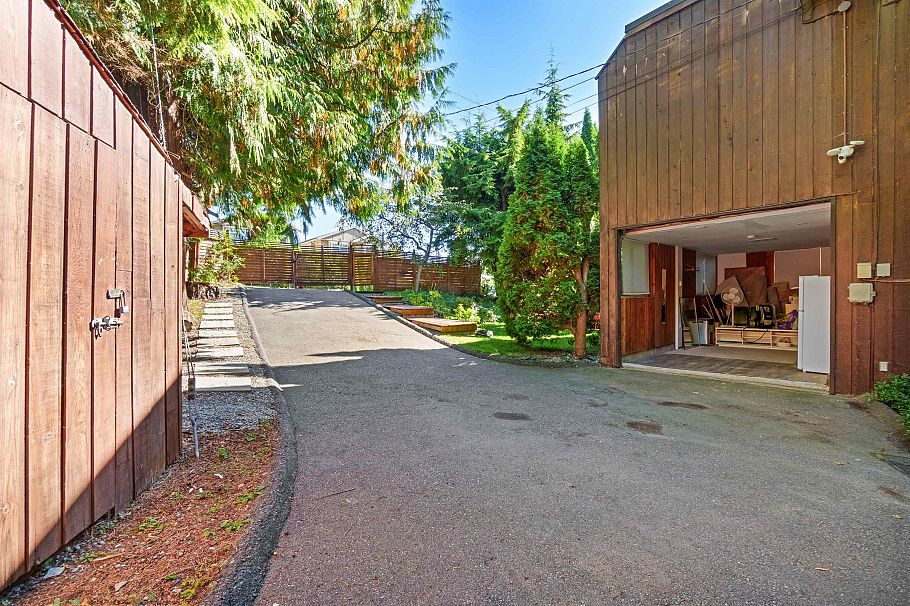 2069 Westview Drive North Vancouver, BC - 39
