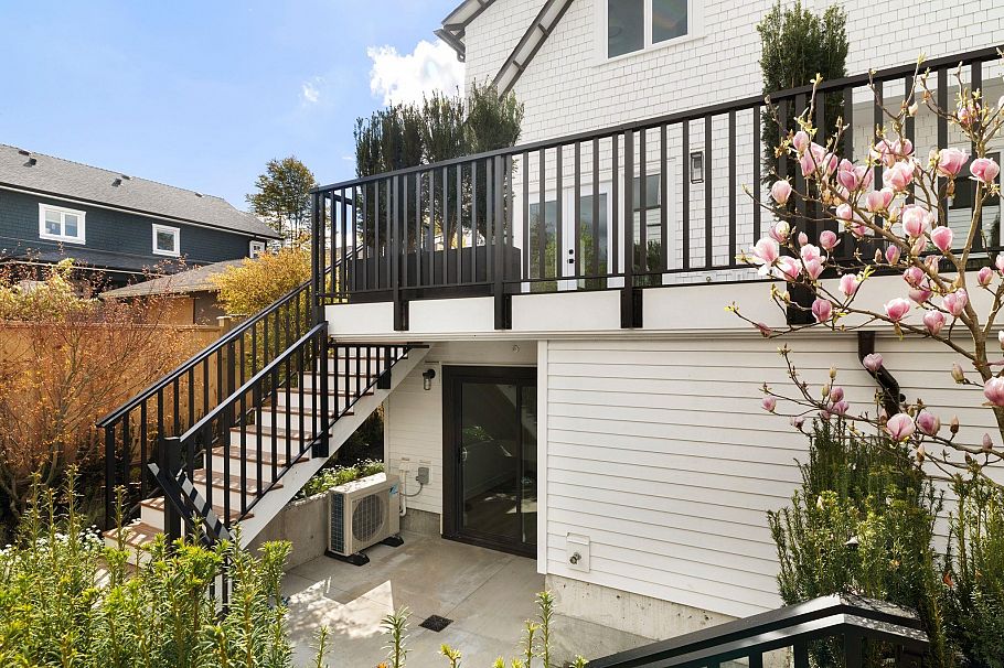 1 326 W 14th Street North Vancouver, BC - 13