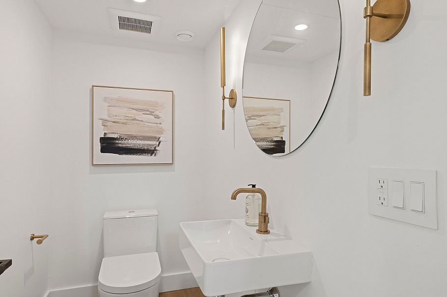 1 326 W 14th Street North Vancouver, BC - 6