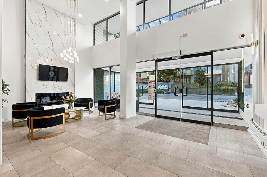 403 2024 Fullerton Avenue North Vancouver, BC - 2