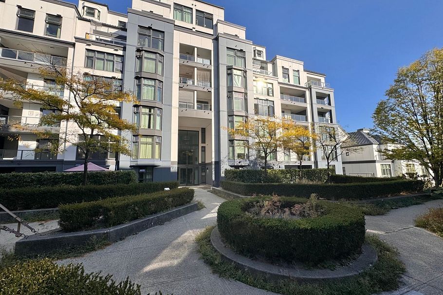 800 2528 E Broadway Vancouver, BC - 1