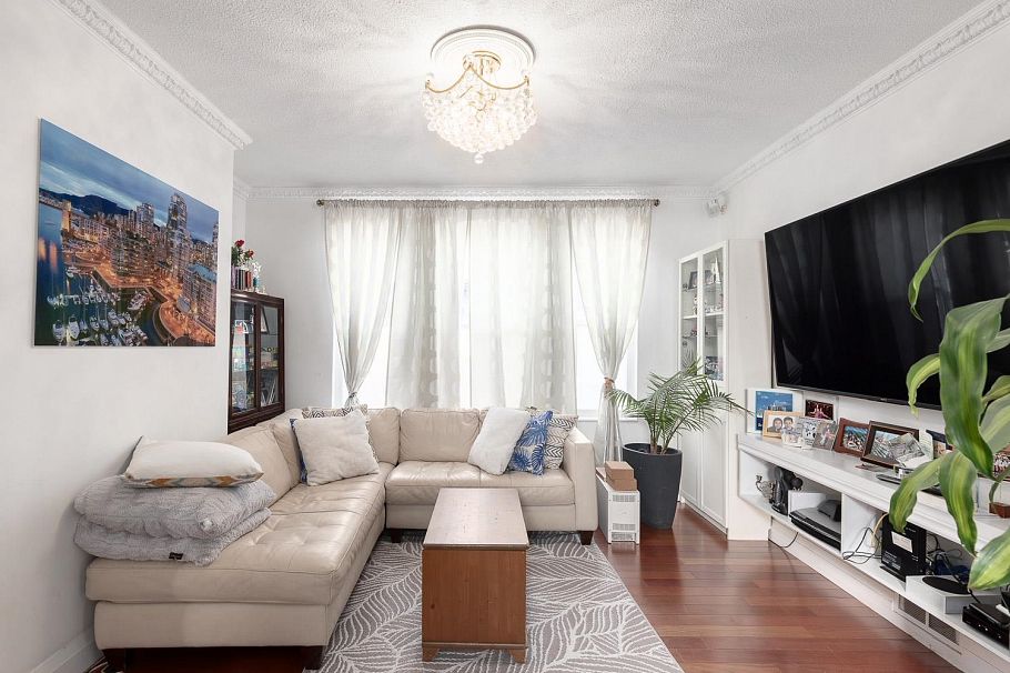 309 E Woodstock Avenue Vancouver, BC - 3