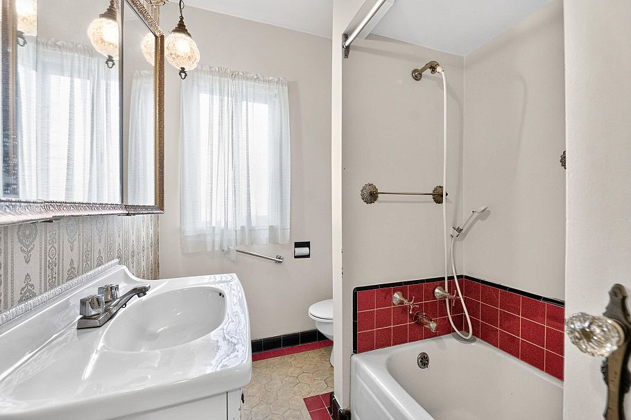 2345 W 18th Avenue Vancouver, BC - 18