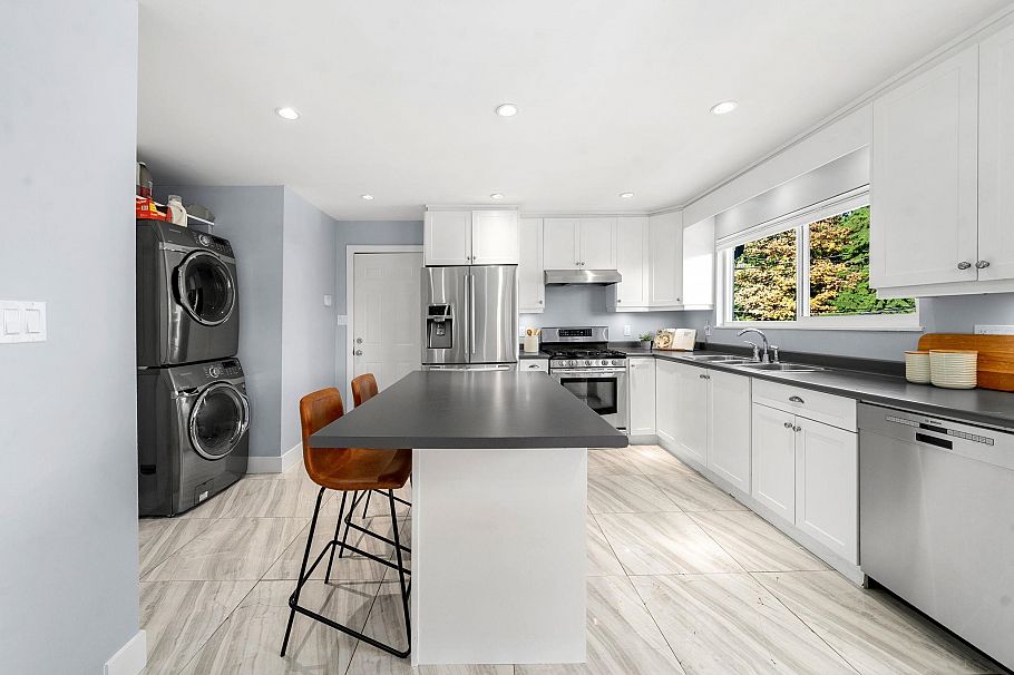 1147 Deep Cove Road North Vancouver, BC - 10