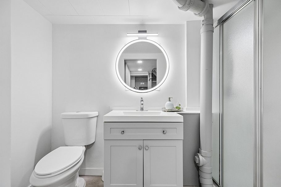 936 W 17th Avenue Vancouver, BC - 17