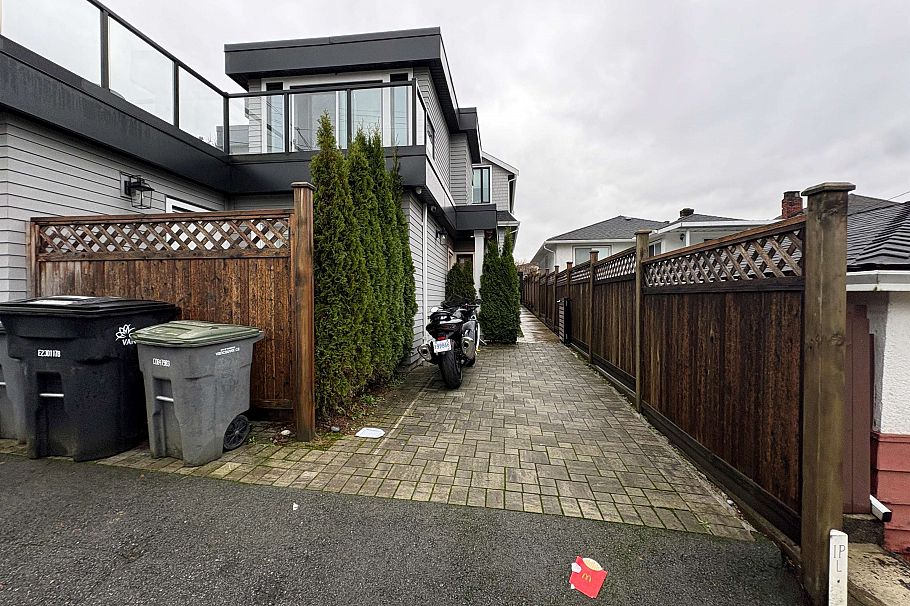 3429 Dundas Street Vancouver, BC - 1