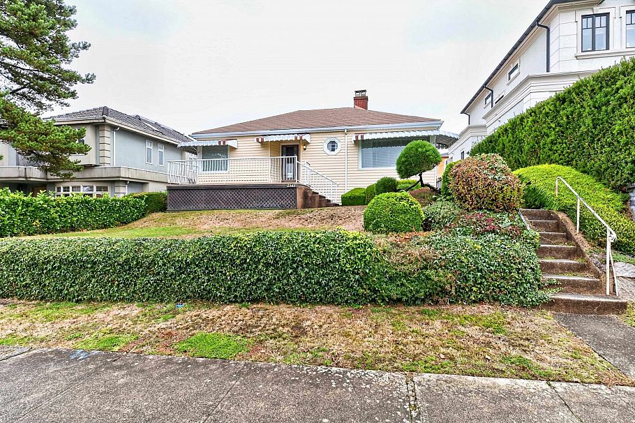 2345 W 18th Avenue Vancouver, BC - 2