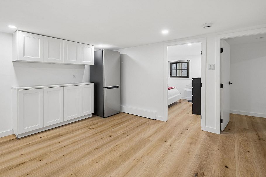 3137 W 24th Avenue Vancouver, BC - 31