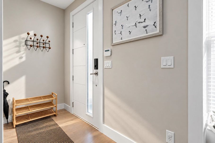 2 233 W 5th Street North Vancouver, BC - 5