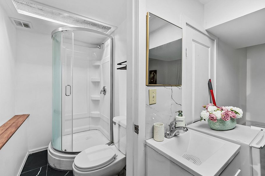 2069 Westview Drive North Vancouver, BC - 37
