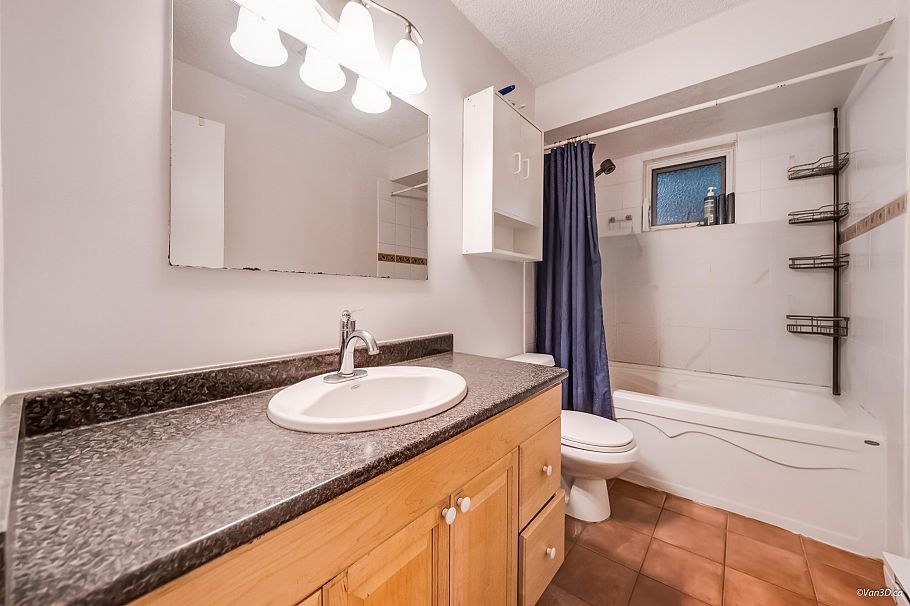 1542 Bond Street North Vancouver, BC - 17