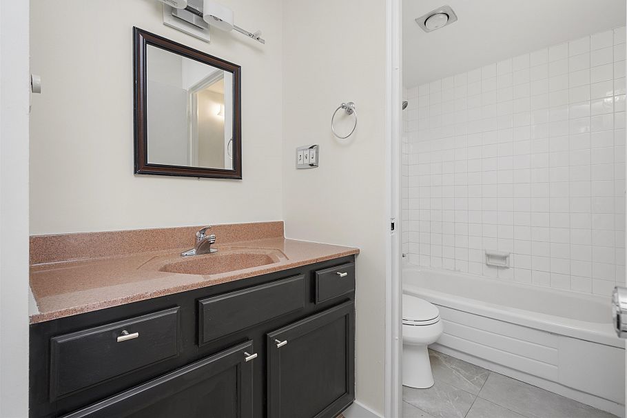 204 127 E 4th Street North Vancouver, BC - 16