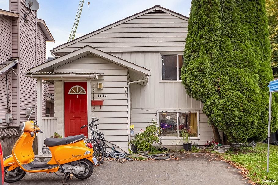 1536 Bond Street North Vancouver, BC - 1