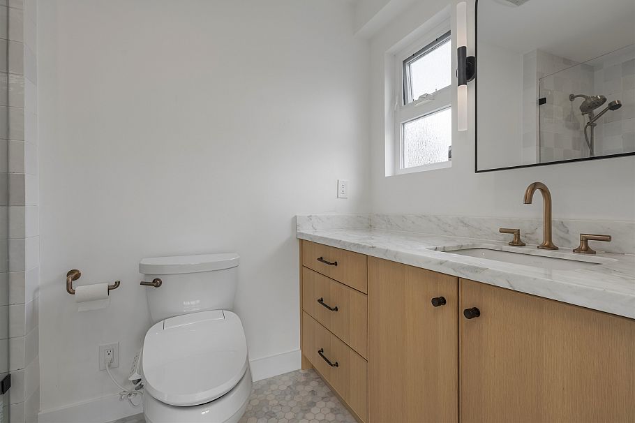3250 W 37th Avenue Vancouver, BC - 25