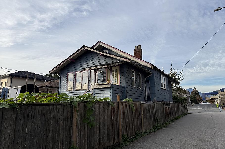 2878 E 2nd Avenue Vancouver, BC - 5