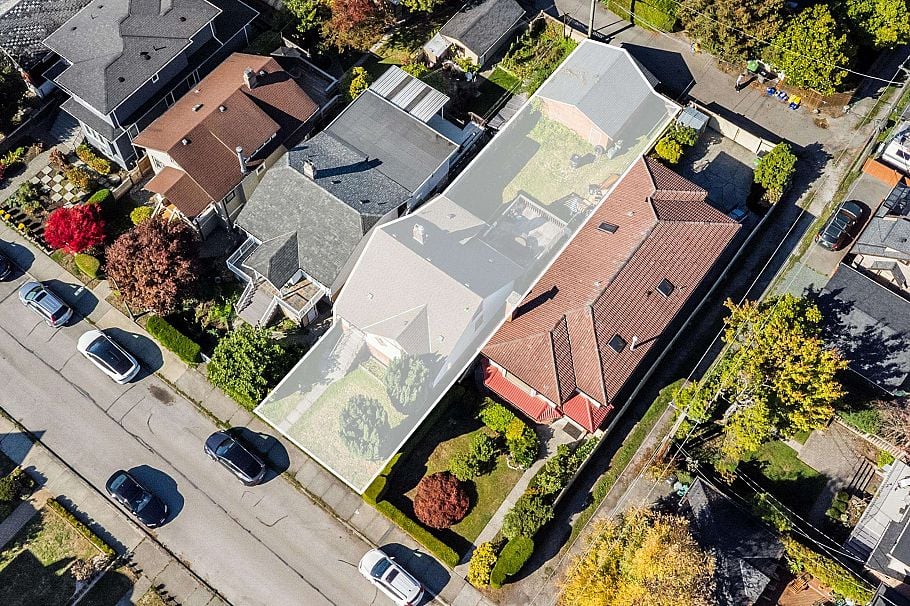 3433 W 12th Avenue Vancouver, BC - 4