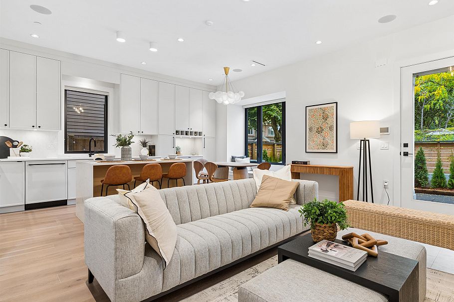 1 878 E 37th Avenue Vancouver, BC - 5