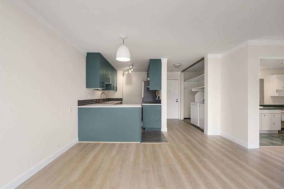 204 127 E 4th Street North Vancouver, BC - 5