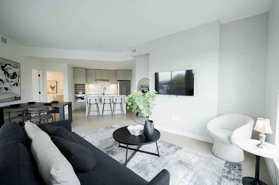 360 422 E 3rd Street North Vancouver, BC - 1