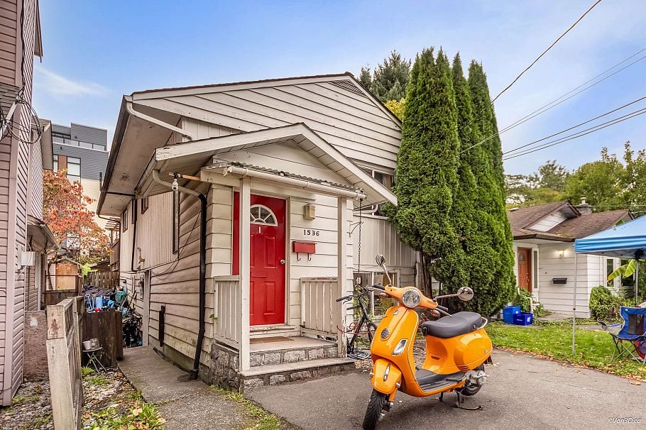 1536 Bond Street North Vancouver, BC - 2