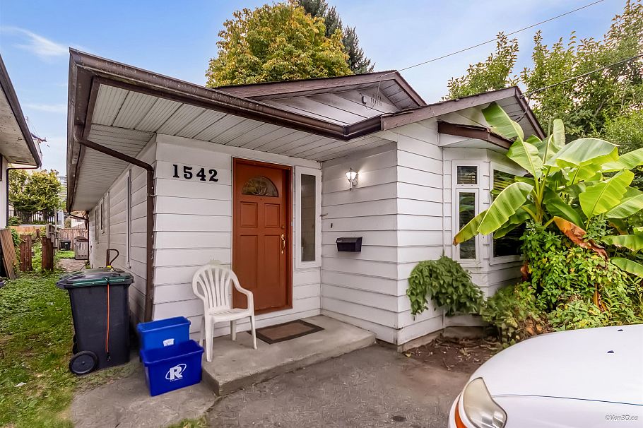 1542 Bond Street North Vancouver, BC - 2
