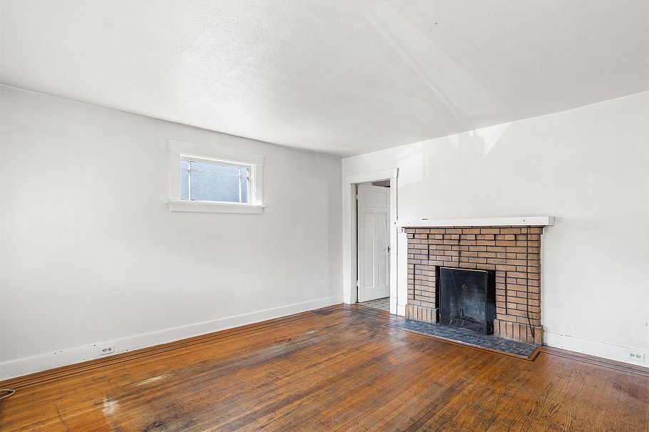 3433 W 12th Avenue Vancouver, BC - 9