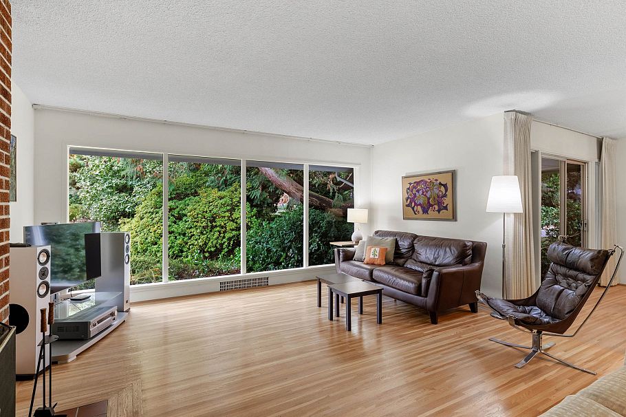 3692 Sunnycrest Drive North Vancouver, BC - 2