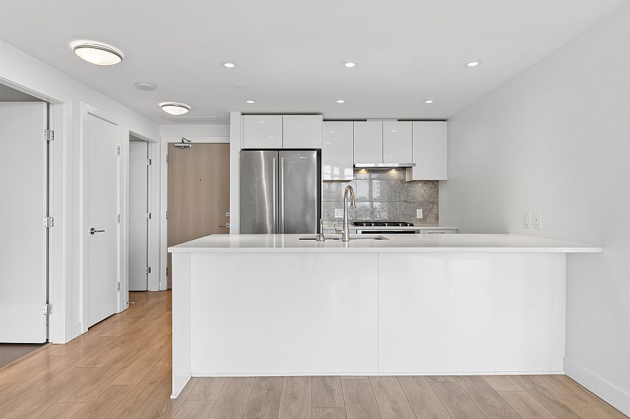 701 3557 Sawmill Crescent Vancouver, BC - 2