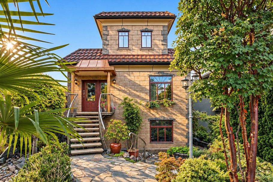 368 E 33rd Avenue Vancouver, BC - 1