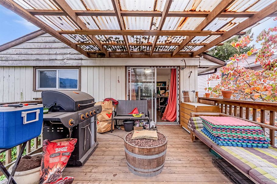 1536 Bond Street North Vancouver, BC - 24