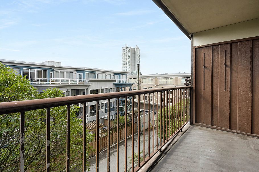 204 127 E 4th Street North Vancouver, BC - 20