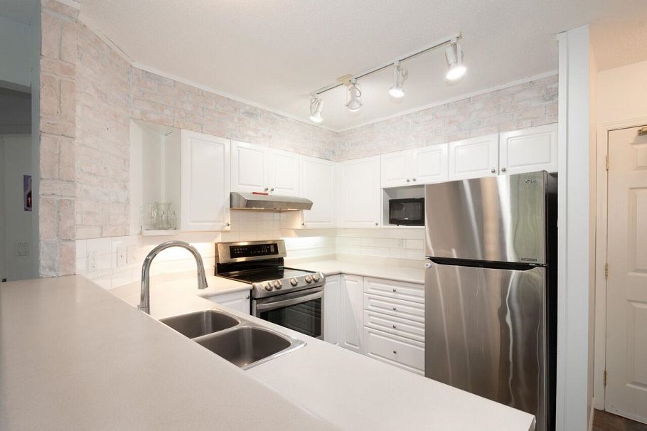 104 3625 Windcrest Drive North Vancouver, BC - 10