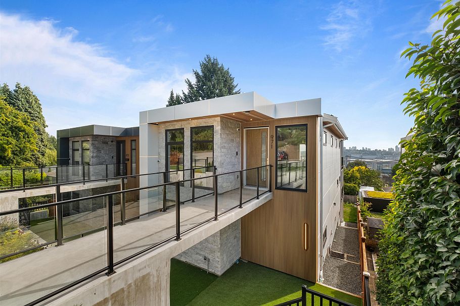 971 Adderley Street North Vancouver, BC - 1