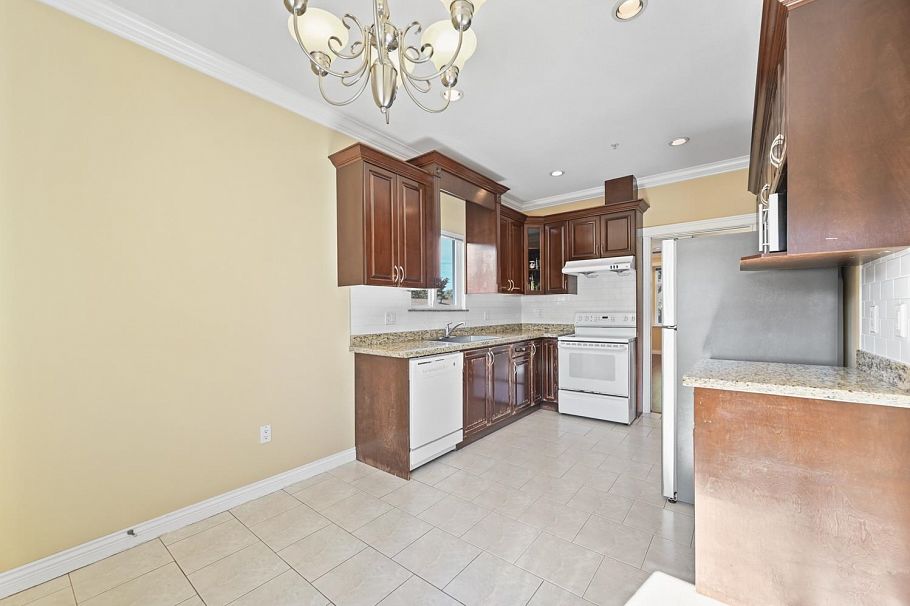 2410 E 19th Avenue Vancouver, BC - 11