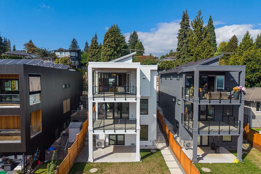 971 Adderley Street North Vancouver, BC - 32
