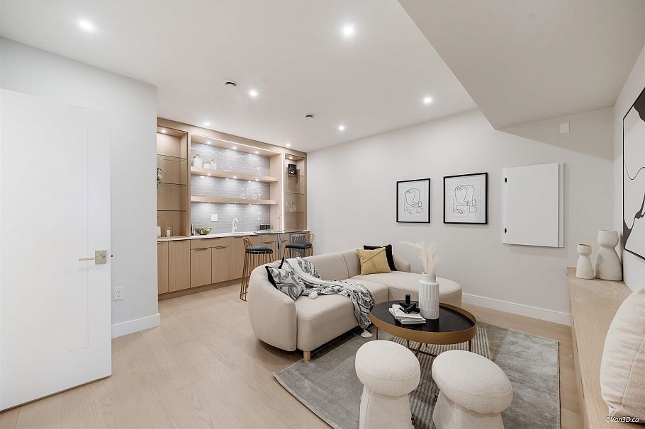 971 Adderley Street North Vancouver, BC - 25