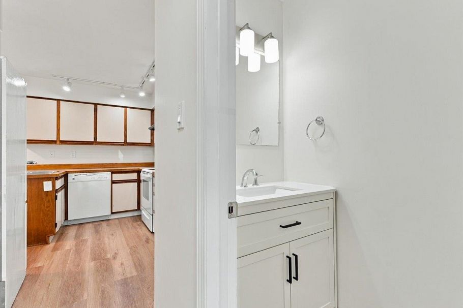 240 E 18th Street North Vancouver, BC - 12