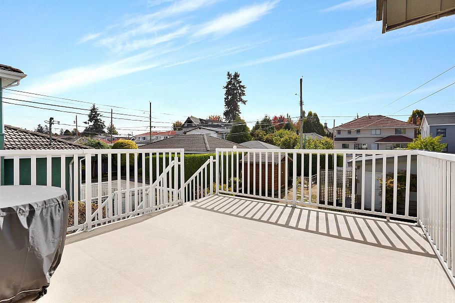 2412 E 40th Avenue Vancouver, BC - 24