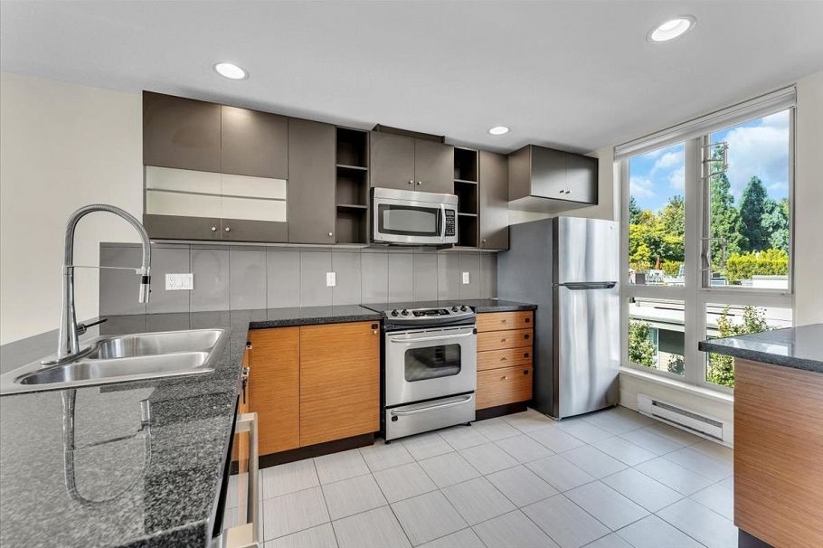64 728 W 14th Street North Vancouver, BC - 11