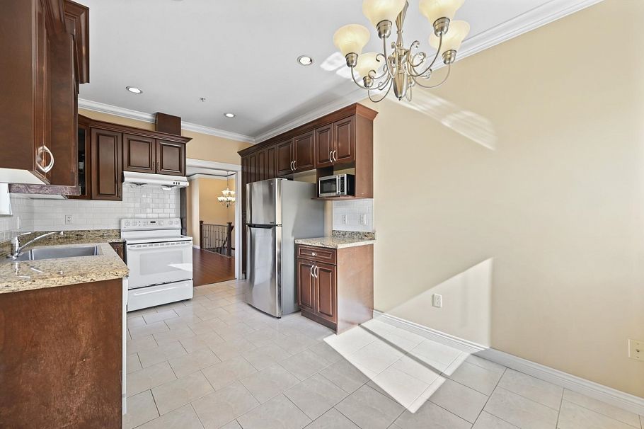 2410 E 19th Avenue Vancouver, BC - 9