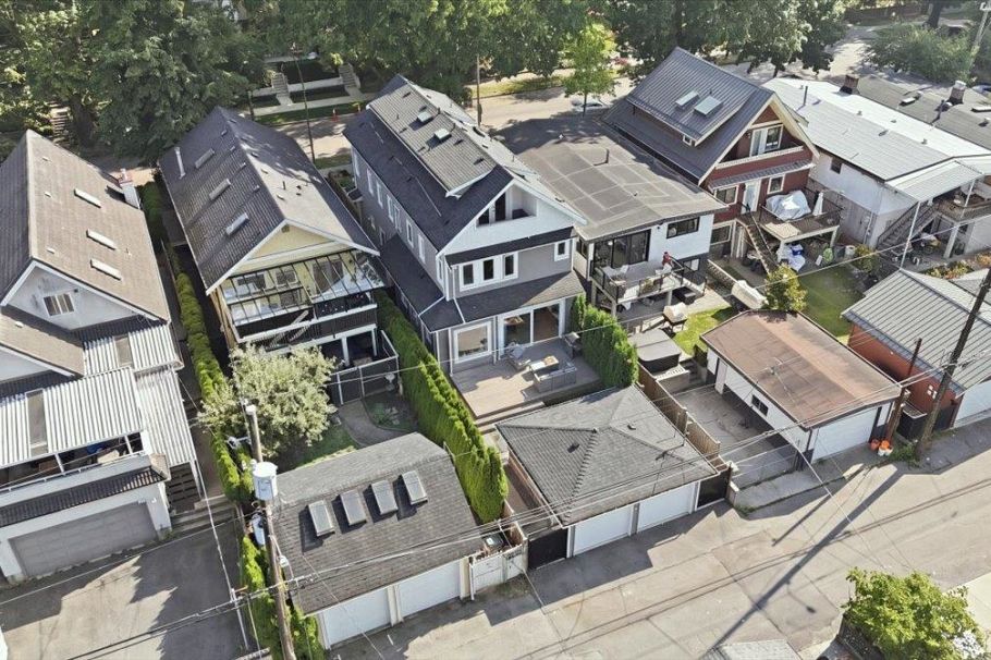 2137 E 2nd Avenue Vancouver, BC - 33