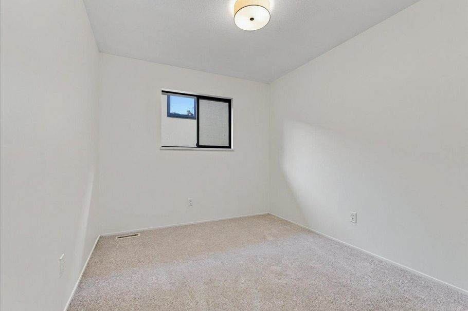 240 E 18th Street North Vancouver, BC - 18